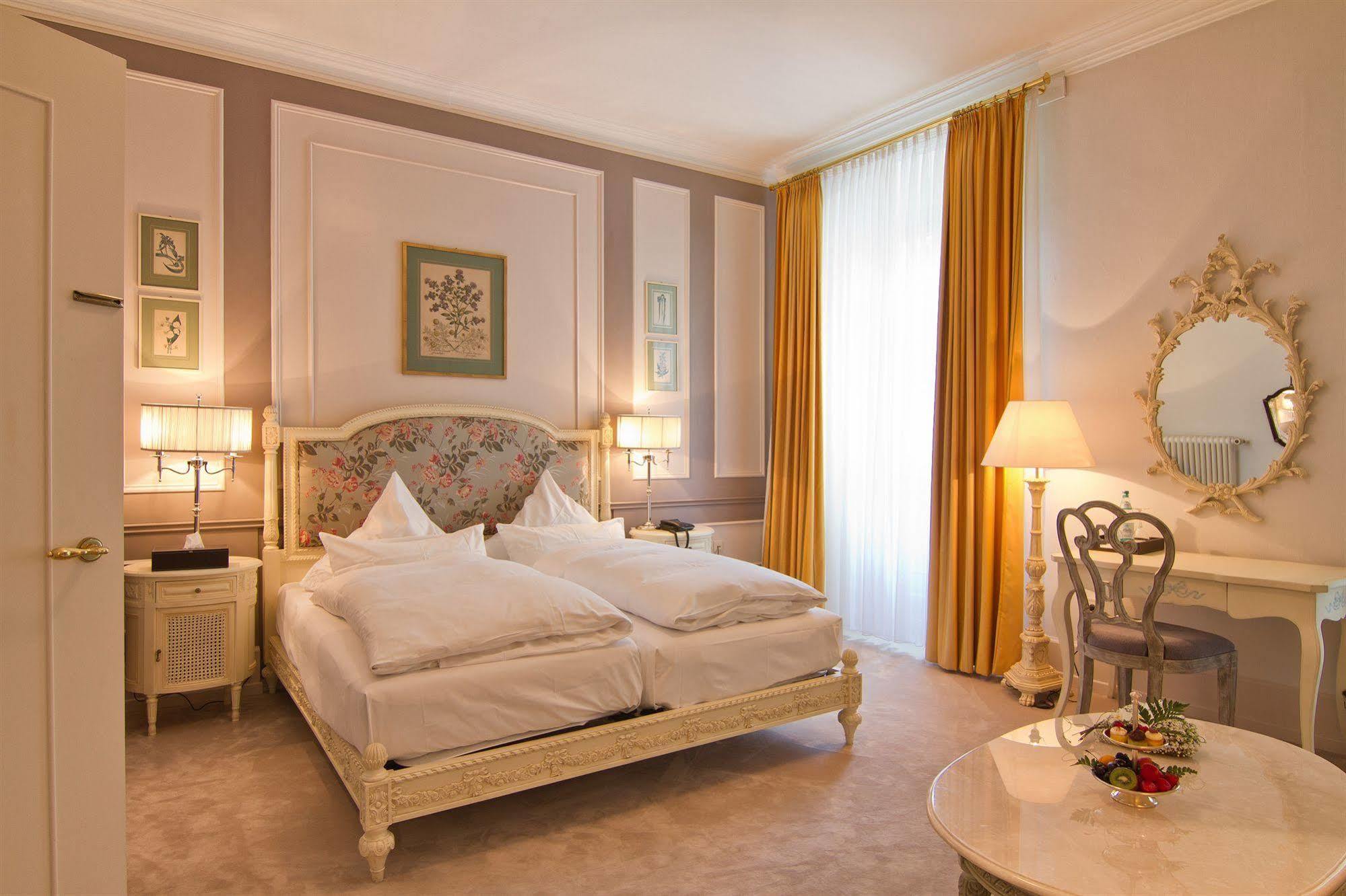 Hotel Romerbad บาเดนไวเลอร์ ภายนอก รูปภาพ