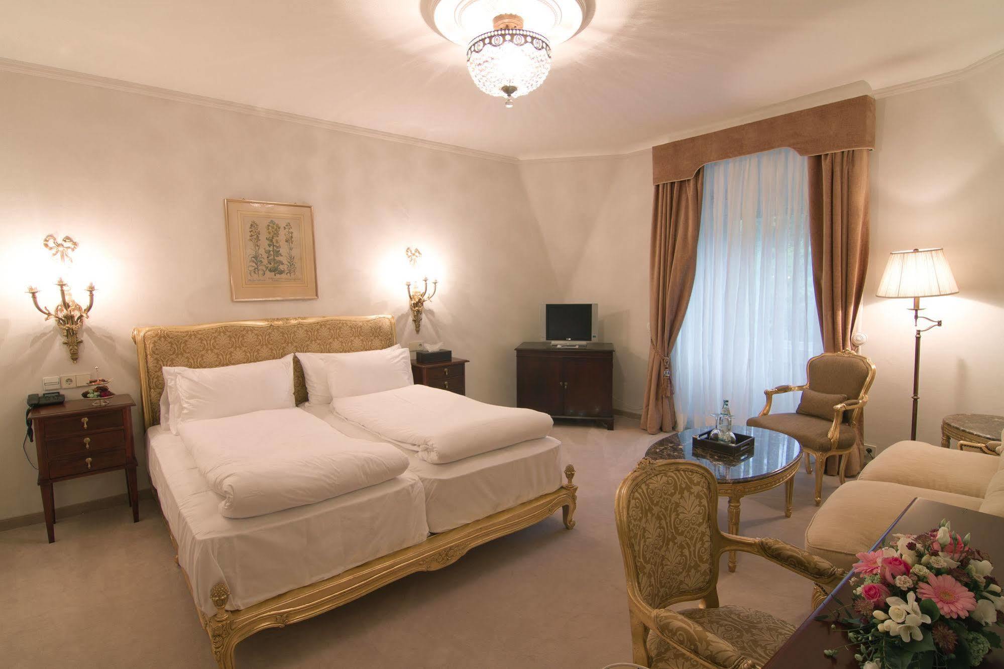 Hotel Romerbad บาเดนไวเลอร์ ภายนอก รูปภาพ