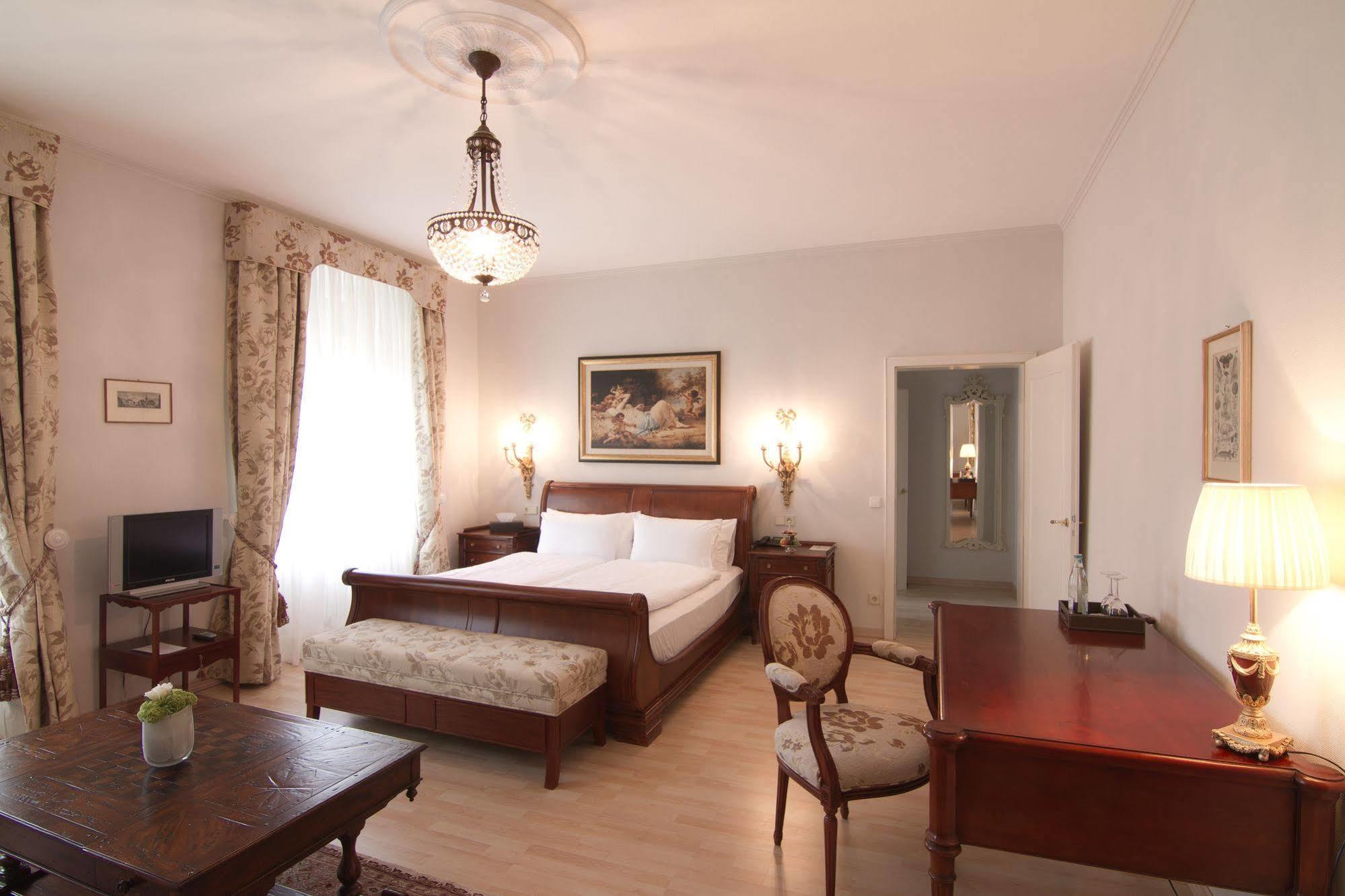 Hotel Romerbad บาเดนไวเลอร์ ภายนอก รูปภาพ