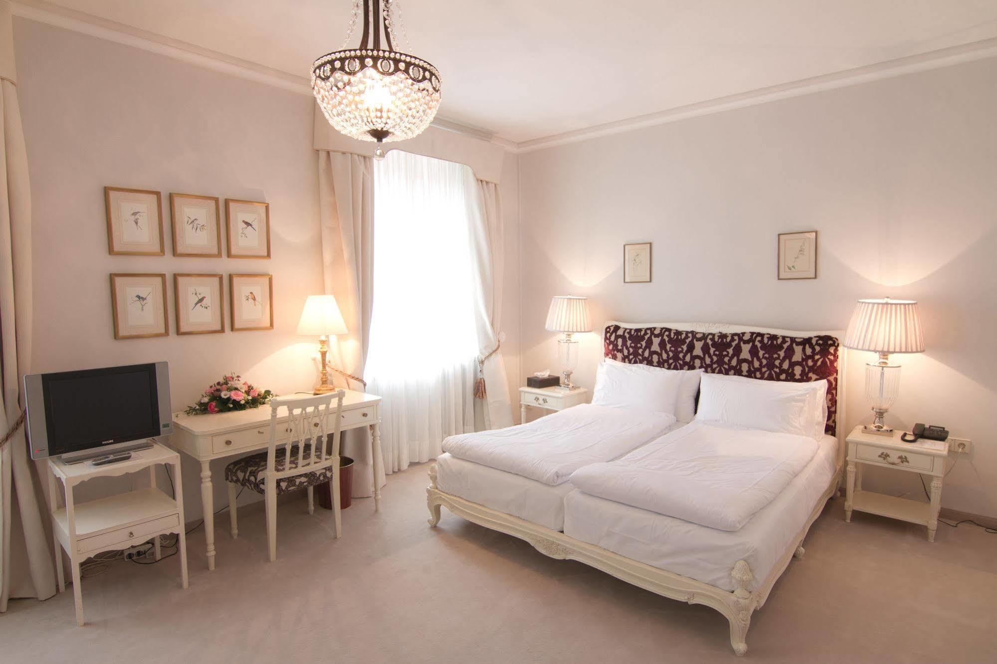 Hotel Romerbad บาเดนไวเลอร์ ภายนอก รูปภาพ