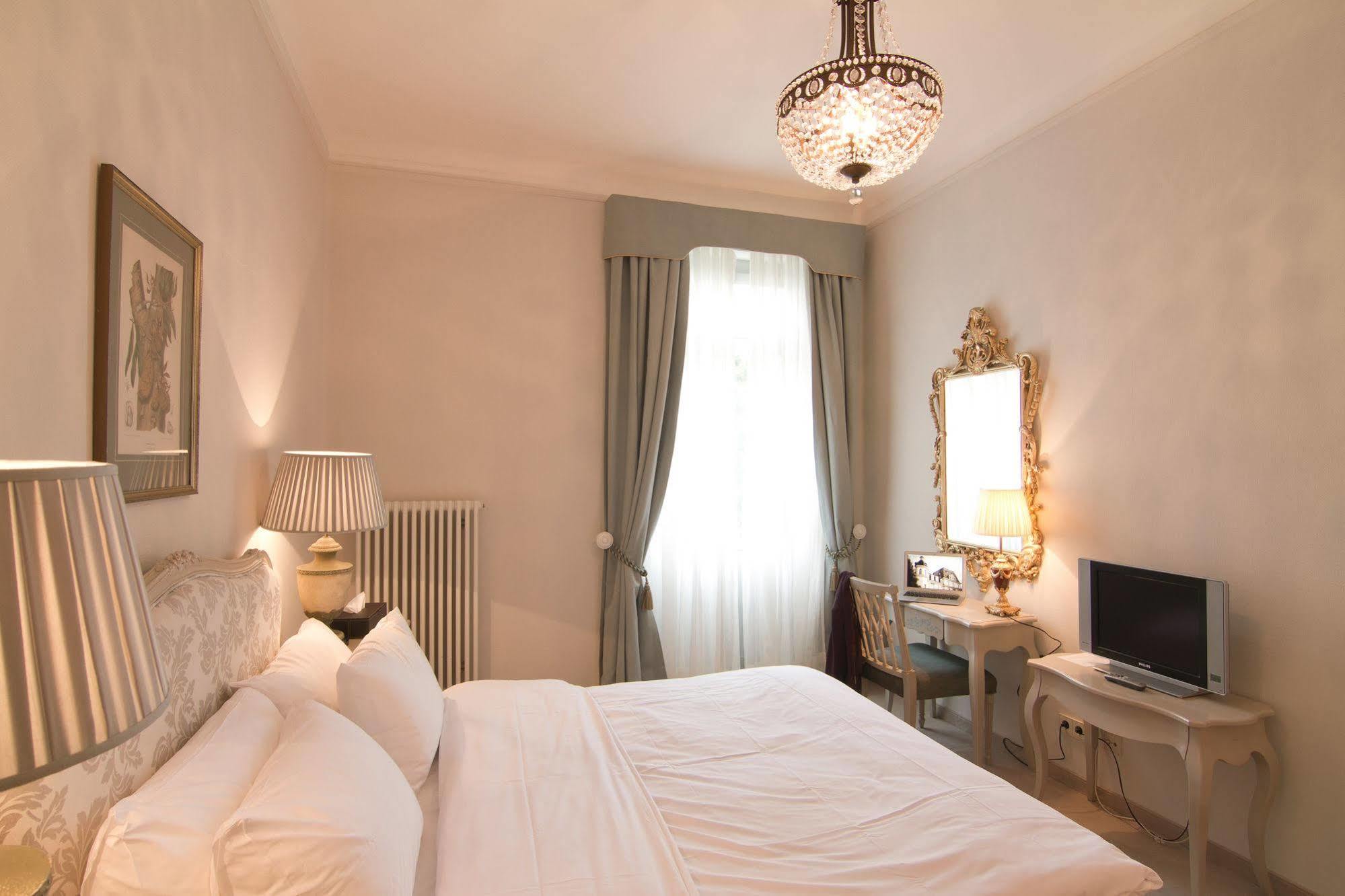 Hotel Romerbad บาเดนไวเลอร์ ภายนอก รูปภาพ